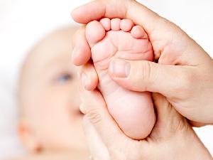 Probieren Sie mal aus, ob Ihr Baby eine zarte Fußmassage mag. 
