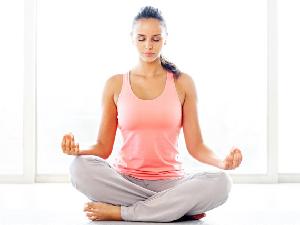 Für Ihre erste Yogastunde brauchen Sie keinerlei Vorkenntnisse und in der Regel auch noch keine eigene Yogamatte
