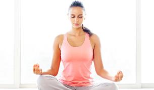 Für Ihre erste Yogastunde brauchen Sie keinerlei Vorkenntnisse und in der Regel auch noch keine eigene Yogamatte