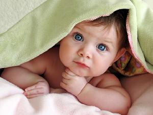 Ihre Babyfotos werden besonders schön, wenn Sie sich mit dem kleinen Liebling auf Augenhöhe befinden